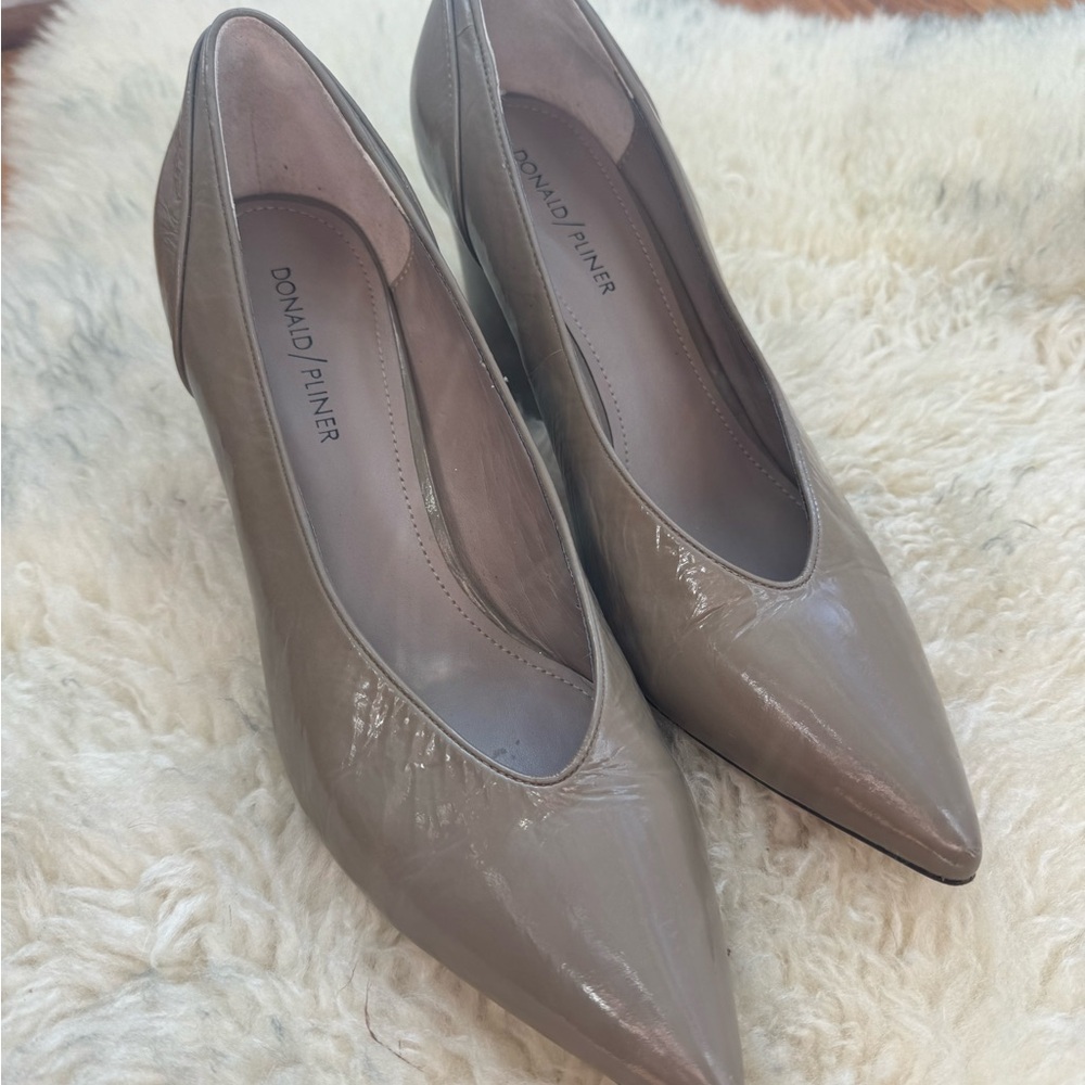 Donald Pliner Glenn Pointy Toe Patent Leather Block Heel Pumps Taupe Size 9